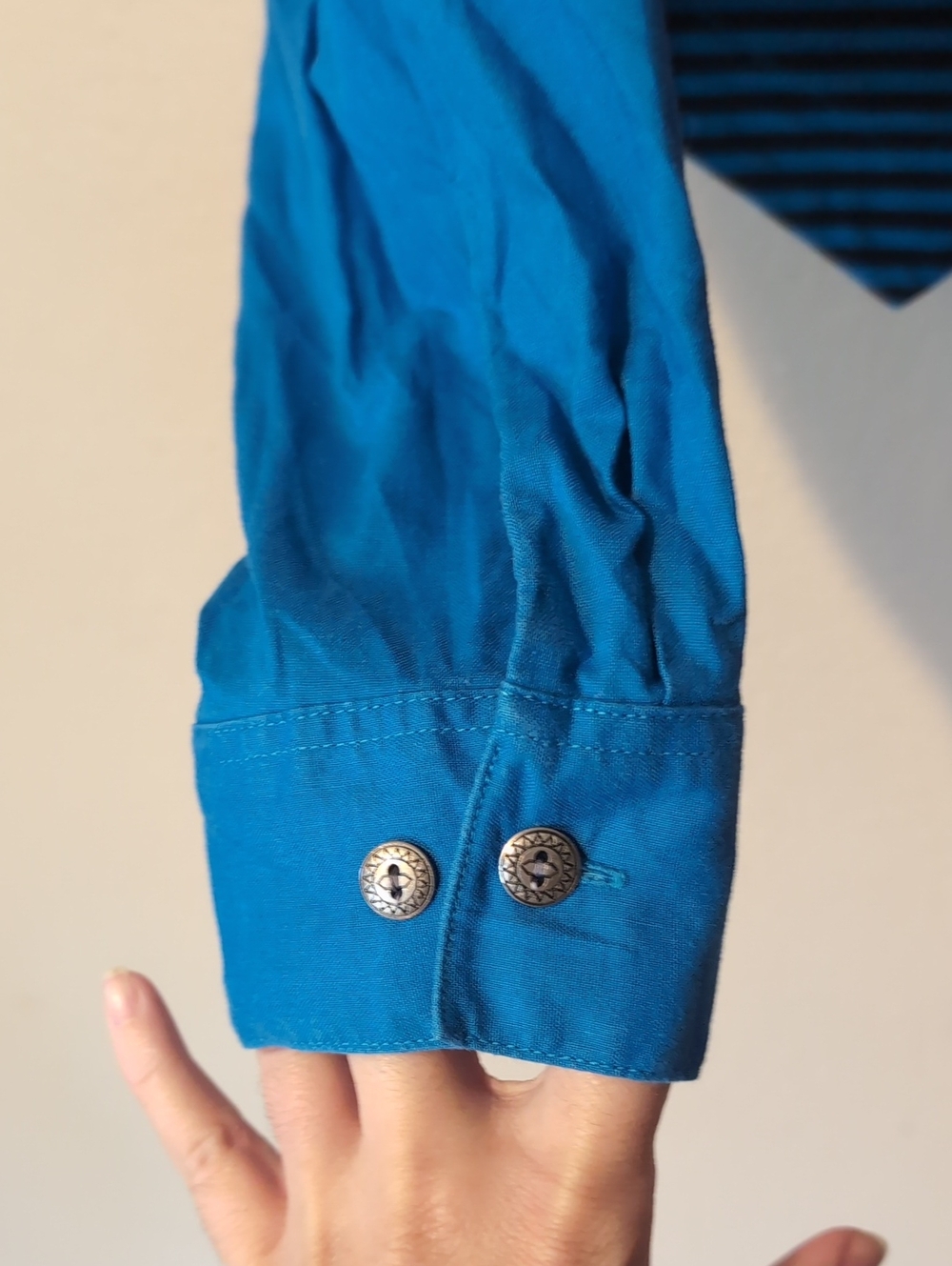 Wrangler Cropped Blue & Magenta Geometric Western Shirt - Picture 5 of 6
